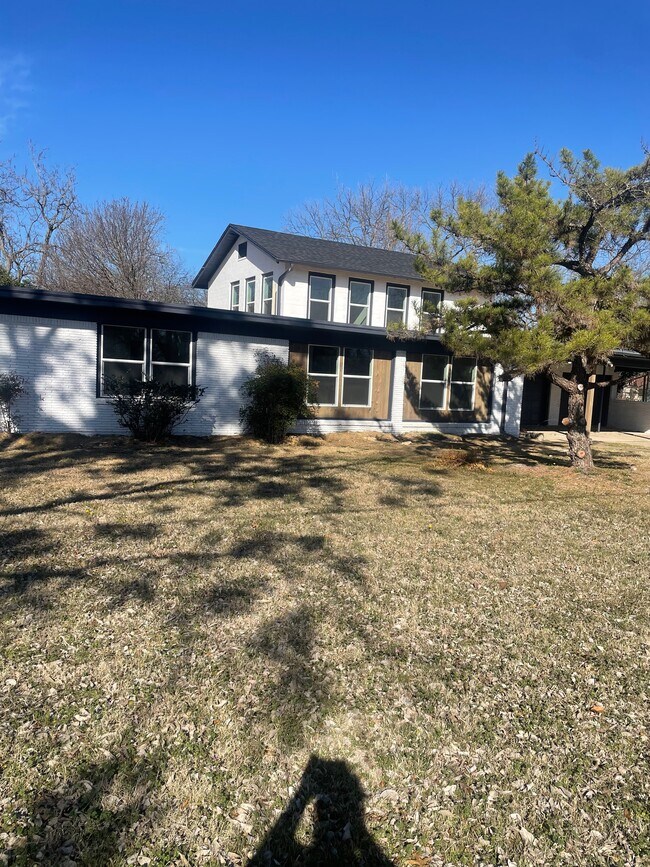 108 S 4th St in Grandview, TX - Foto de edificio - Building Photo