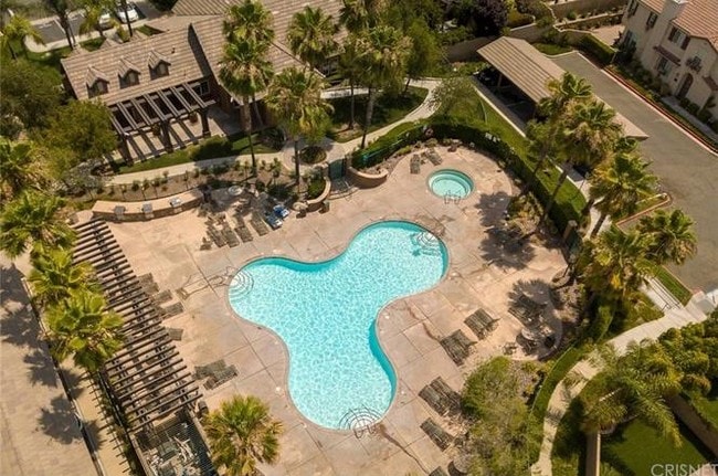 19319 Opal Ln in Santa Clarita, CA - Foto de edificio - Building Photo