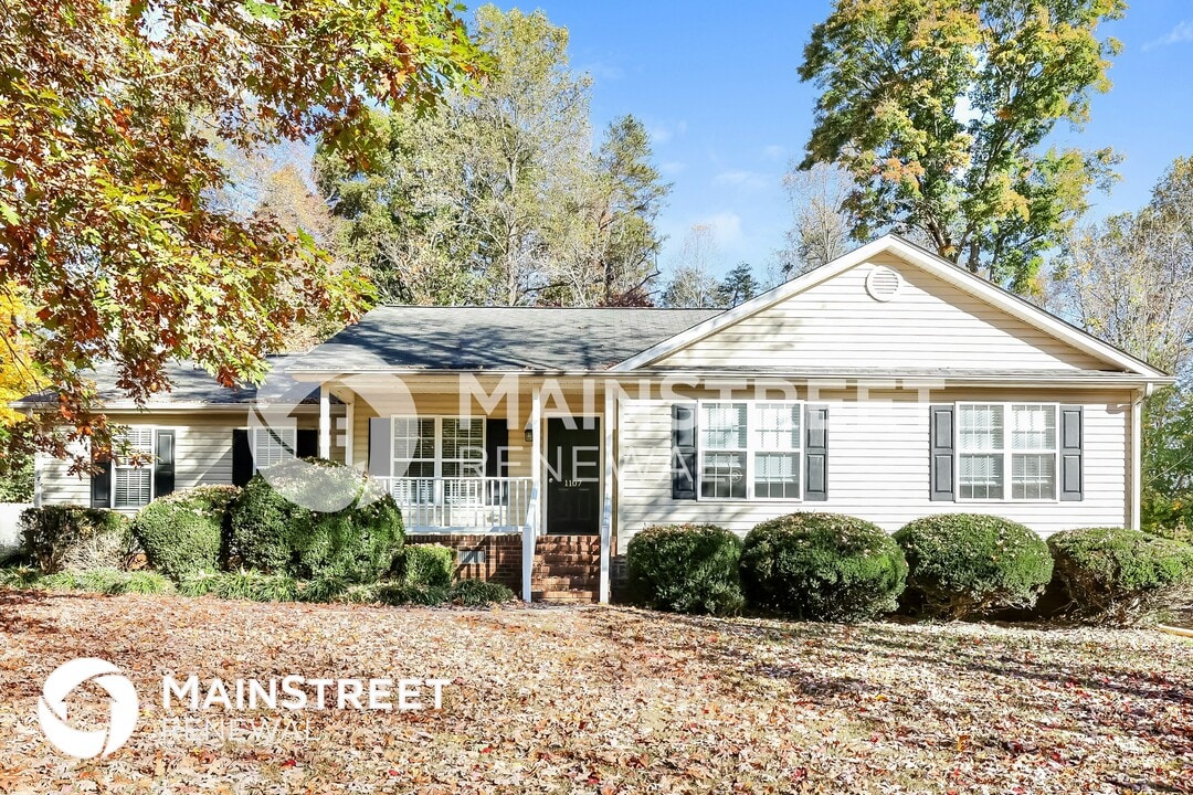 1107 Foxhaven Dr in Greensboro, NC - Foto de edificio