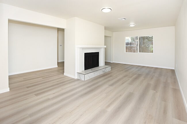 10709 Sherman Pl in Sun Valley, CA - Foto de edificio - Building Photo