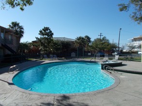 Holly Apartments in Eagle Pass, TX - Foto de edificio - Building Photo