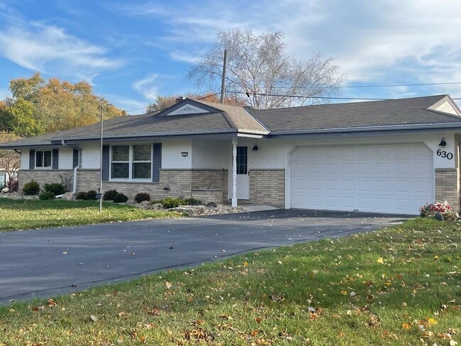 630 Wilson Dr in Brookfield, WI - Foto de edificio - Building Photo