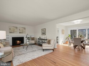 4910 Essex Ave in Chevy Chase, MD - Foto de edificio - Building Photo
