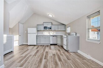 520 River Ave in Pelham, NY - Building Photo - Building Photo