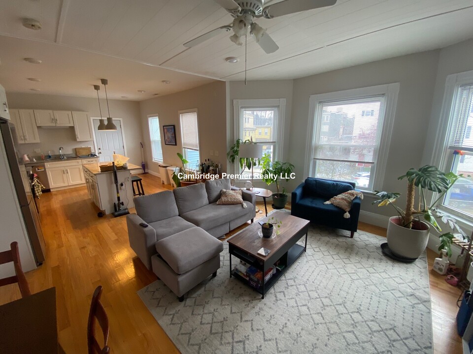 81 Newton St in Somerville, MA - Building Photo