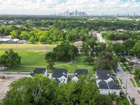 9902 Clark Rd in Houston, TX - Foto de edificio - Building Photo