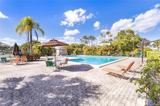 10855 SW 112th Ave, Unit 211 in Miami, FL - Foto de edificio - Building Photo