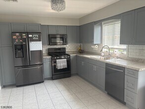 135 Sanford Ave in Lyndhurst, NJ - Foto de edificio - Building Photo