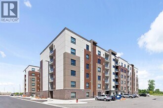 728 Brownstone Dr in Lakeshore, ON - Building Photo - Building Photo