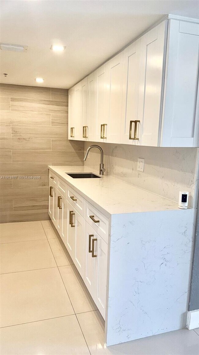 637 SW 3rd St in Miami, FL - Foto de edificio - Building Photo