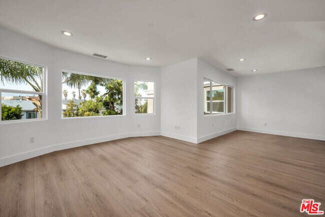 222 S Hoover St in Los Angeles, CA - Building Photo - Building Photo