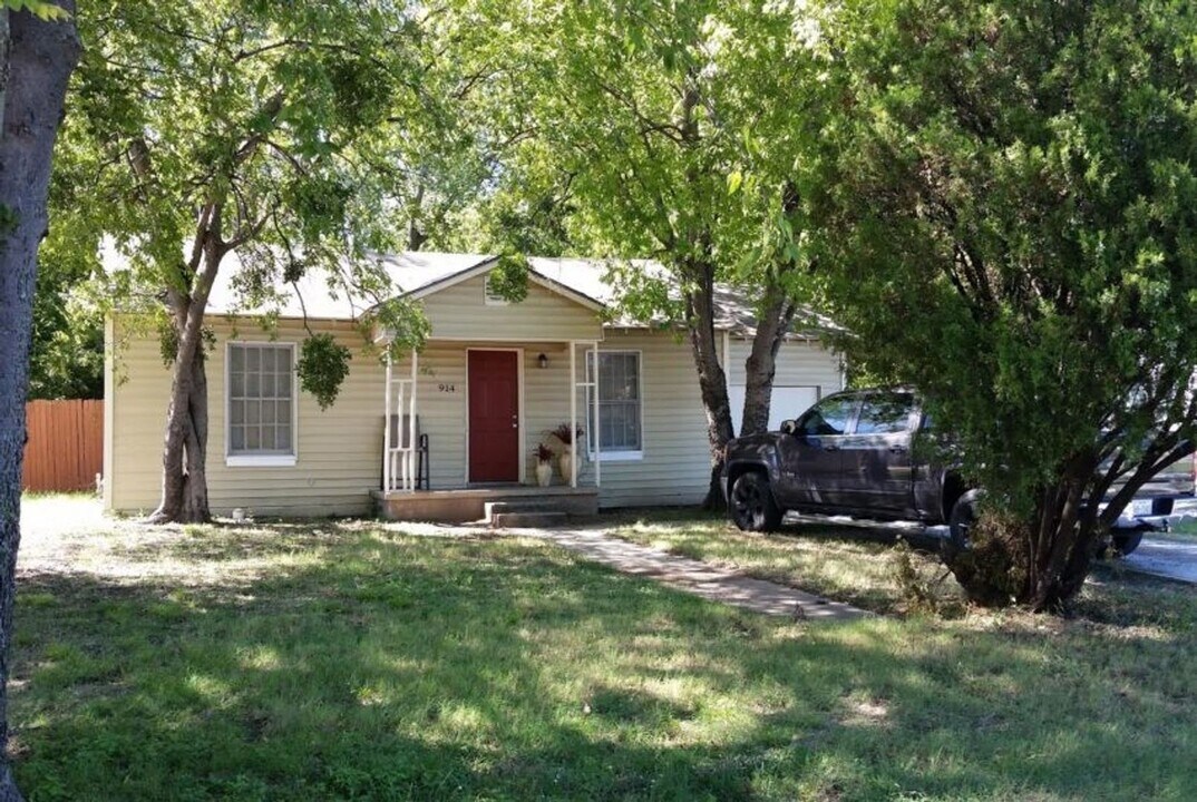 914 Cleveland St in Denton, TX - Foto de edificio