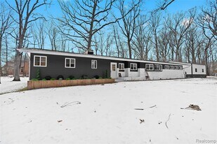 2566 Harrington Rd in Rochester Hills, MI - Building Photo