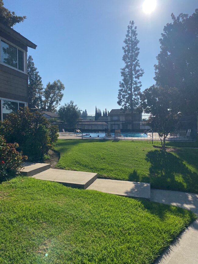 851 Hartford Ln in La Habra, CA - Foto de edificio - Building Photo