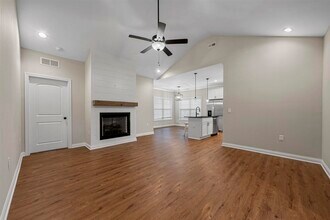 821 Poplar Log Dr in Bowling Green, KY - Building Photo - Building Photo