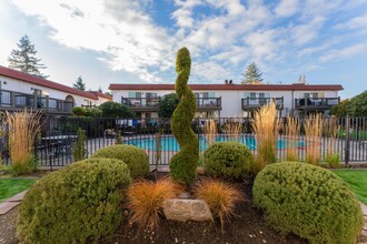 Valencia Apartments in University Place, WA - Foto de edificio - Building Photo