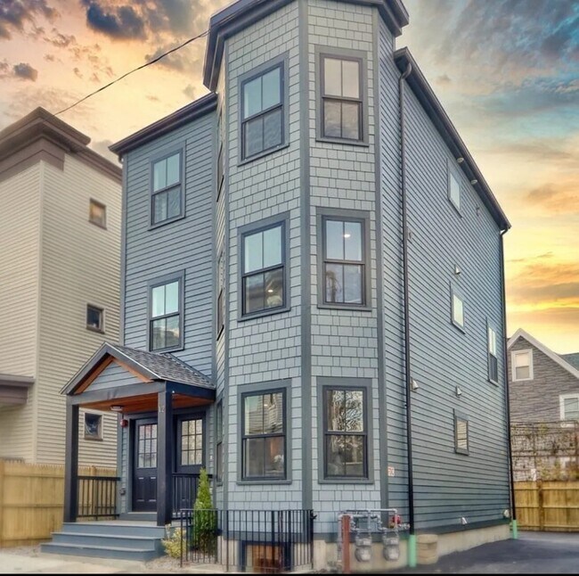 12 Cawfield St, Unit #2 in Boston, MA - Building Photo - Building Photo