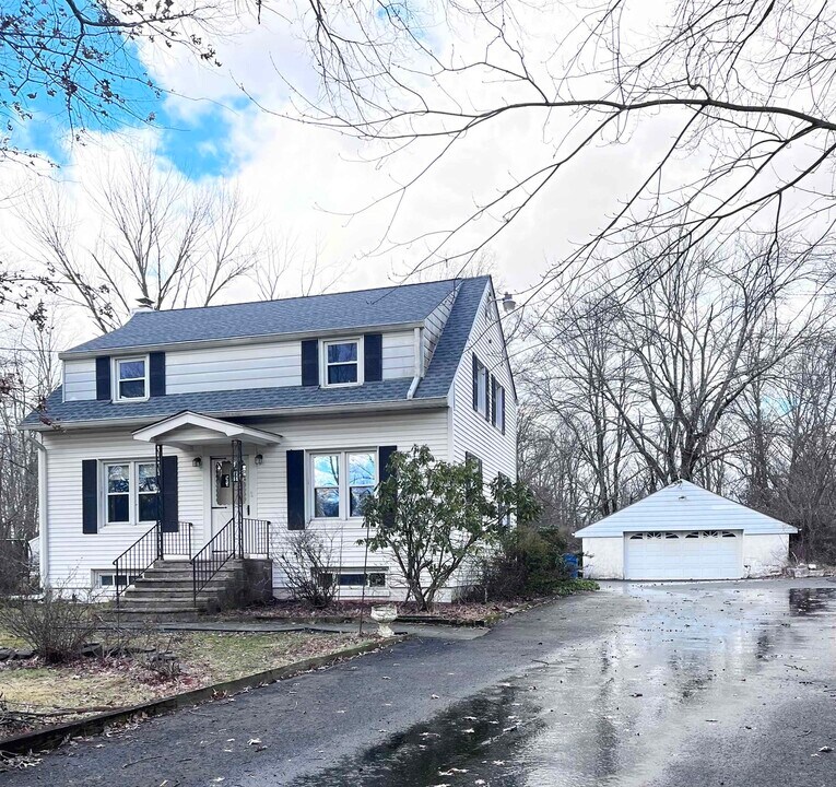 13 Featherbed Ln in Hopewell, NJ - Building Photo