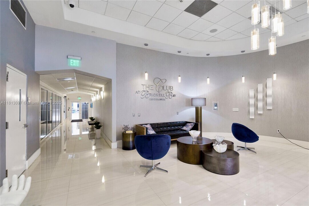 1200 Brickell Bay Dr in Miami, FL - Building Photo