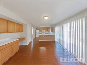 8566 W Denton Ln in Glendale, AZ - Building Photo - Building Photo