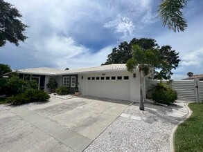 7328 Curtiss Ave in Sarasota, FL - Foto de edificio - Building Photo