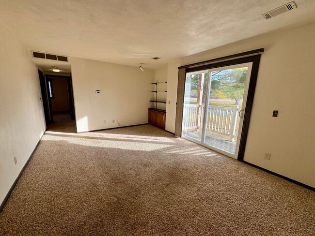 1299 48th Ave in East Moline, IL - Foto de edificio - Building Photo