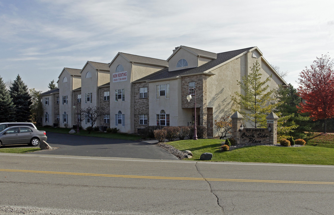 College Court in Appleton, WI - Building Photo