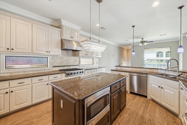 property at 3310 Blue Bonnet Blvd