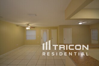 111 Sheryl Lynn Dr in Brandon, FL - Building Photo - Building Photo
