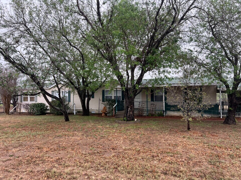 3196 Co Rd 676 in Devine, TX - Building Photo