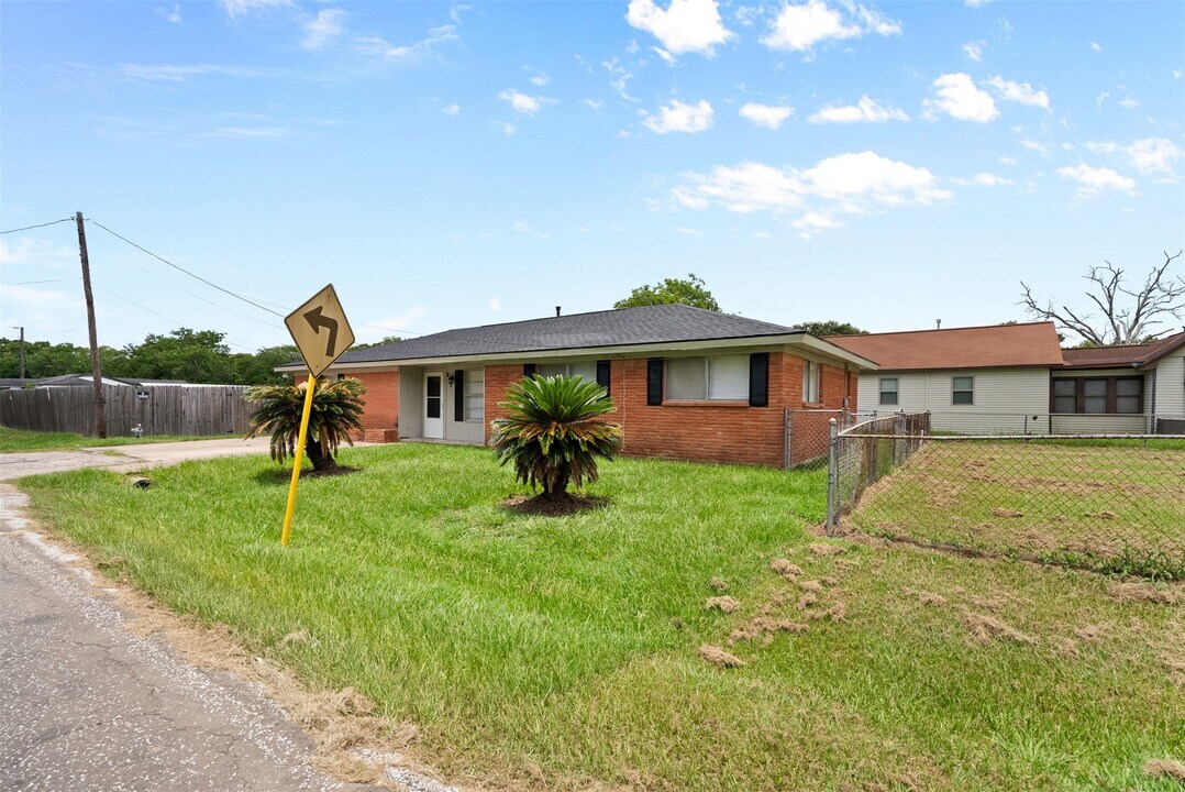 815 Rugeley St in Bay City, TX - Building Photo