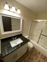 1220 N 137th St in Seattle, WA - Foto de edificio - Building Photo