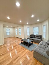 9 Bartlett St, Unit 2 in Somerville, MA - Building Photo - Building Photo