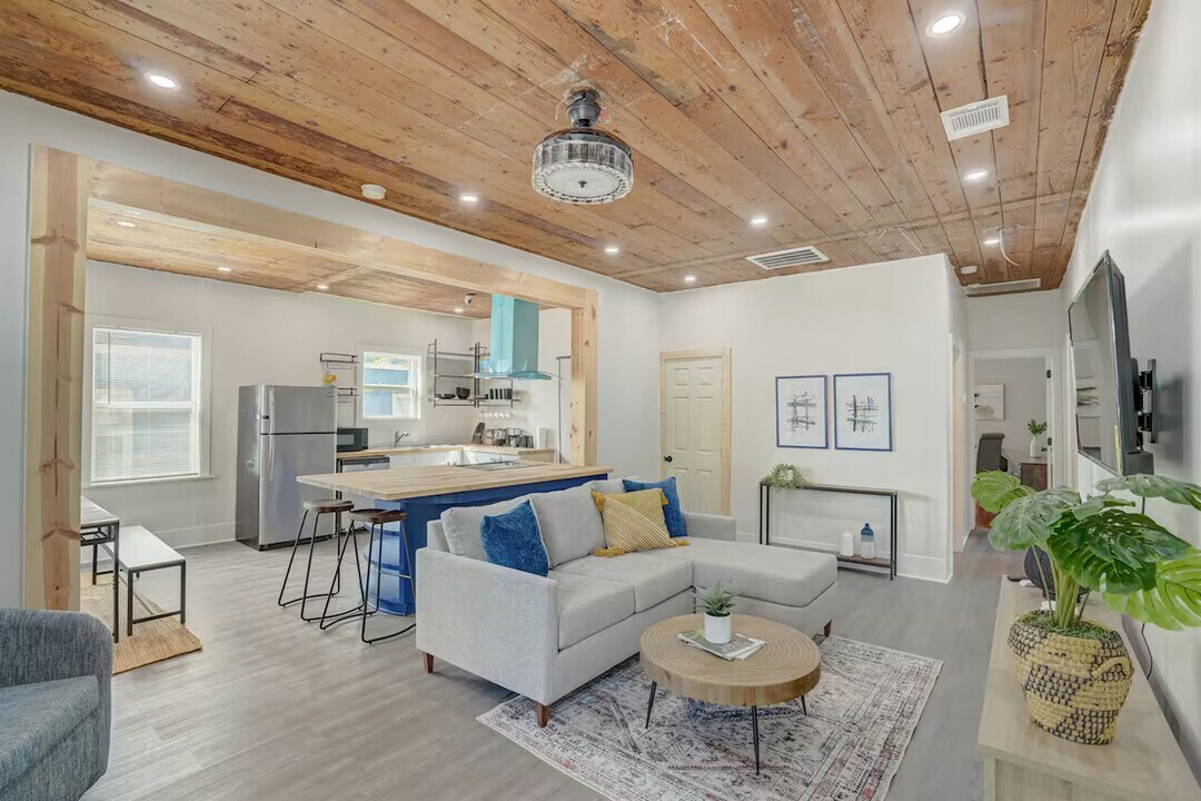 1311 W French Pl in San Antonio, TX - Building Photo