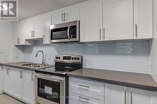 7555 Goreway Dr in Mississauga, ON - Building Photo