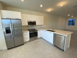 10250 NW 66th St in Doral, FL - Building Photo - Building Photo