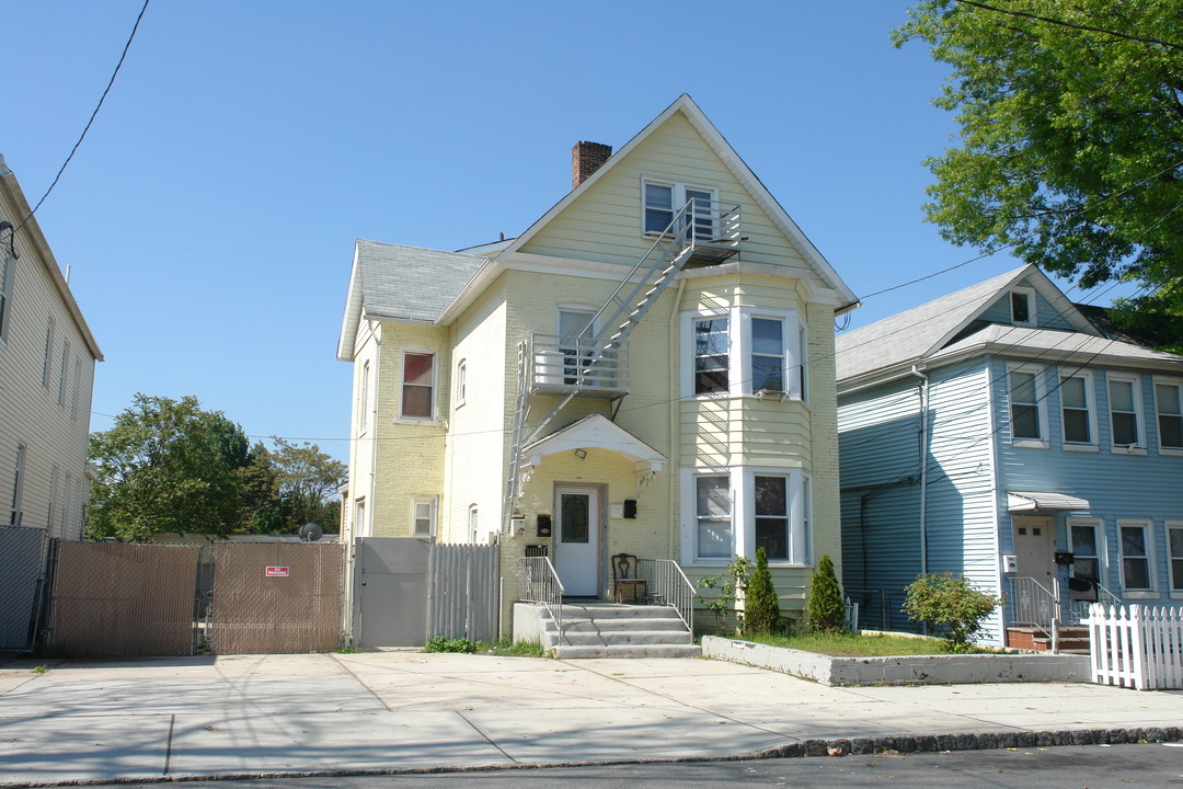 133 Gordon St in Perth Amboy, NJ - Building Photo