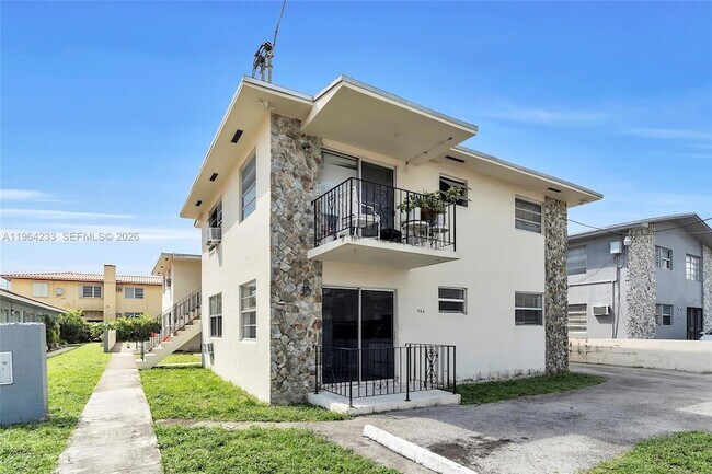 644 SW 10th St in Miami, FL - Foto de edificio - Building Photo