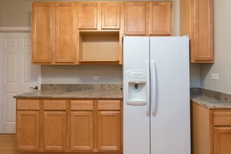 3650 W George St, Unit J00P in Chicago, IL - Building Photo - Building Photo