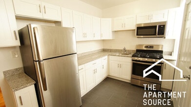 2349 N Drake Ave, Unit 3 in Chicago, IL - Foto de edificio - Building Photo