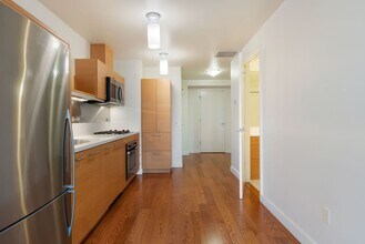 3601 S River Pkwy in Portland, OR - Building Photo - Building Photo