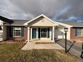 146 Bayberry Dr in Chambersburg, PA - Building Photo