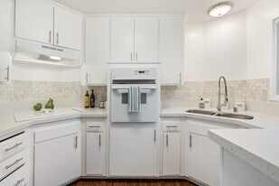 Armada Apartments in Ventura, CA - Building Photo