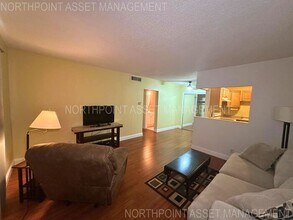 2171 NE 66th St in Fort Lauderdale, FL - Foto de edificio - Building Photo