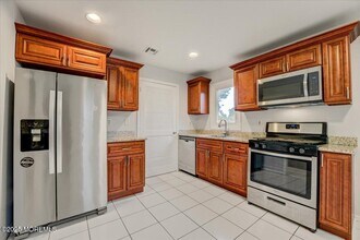291 Plum Dr in Marlboro, NJ - Building Photo - Building Photo