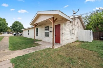 208 Hosack St in Arlington, TX - Building Photo - Building Photo