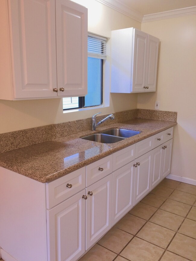 411 Douglas St, Unit #2 in Pasadena, CA - Foto de edificio - Building Photo