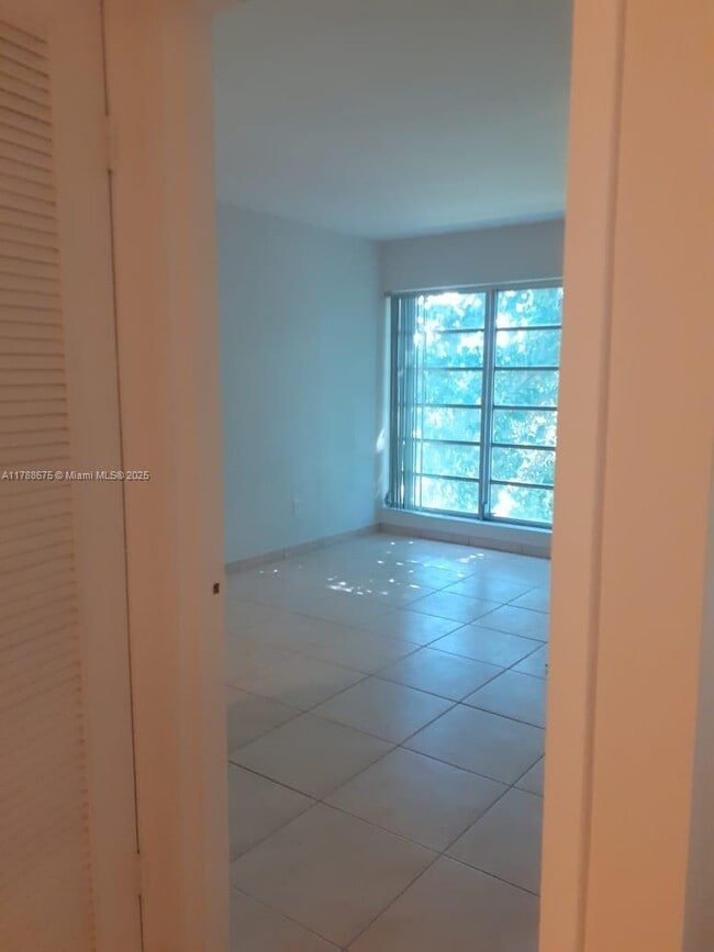 9170 Fontainebleau Blvd in Miami, FL - Building Photo - Building Photo