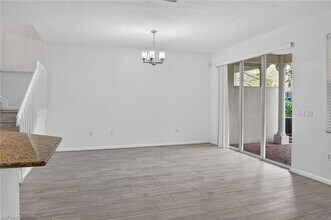 7054 Ambrosia Ln in Naples, FL - Foto de edificio - Building Photo