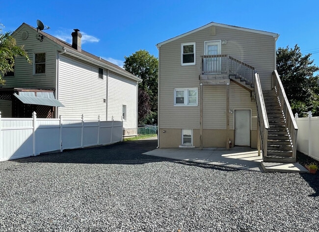 72 Spring St, Unit B in Woodbridge, NJ - Foto de edificio - Building Photo